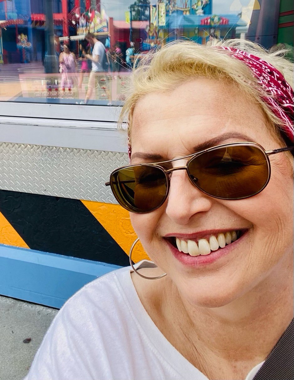 Jennifer Lockwood profile picture smiling with sunglasses